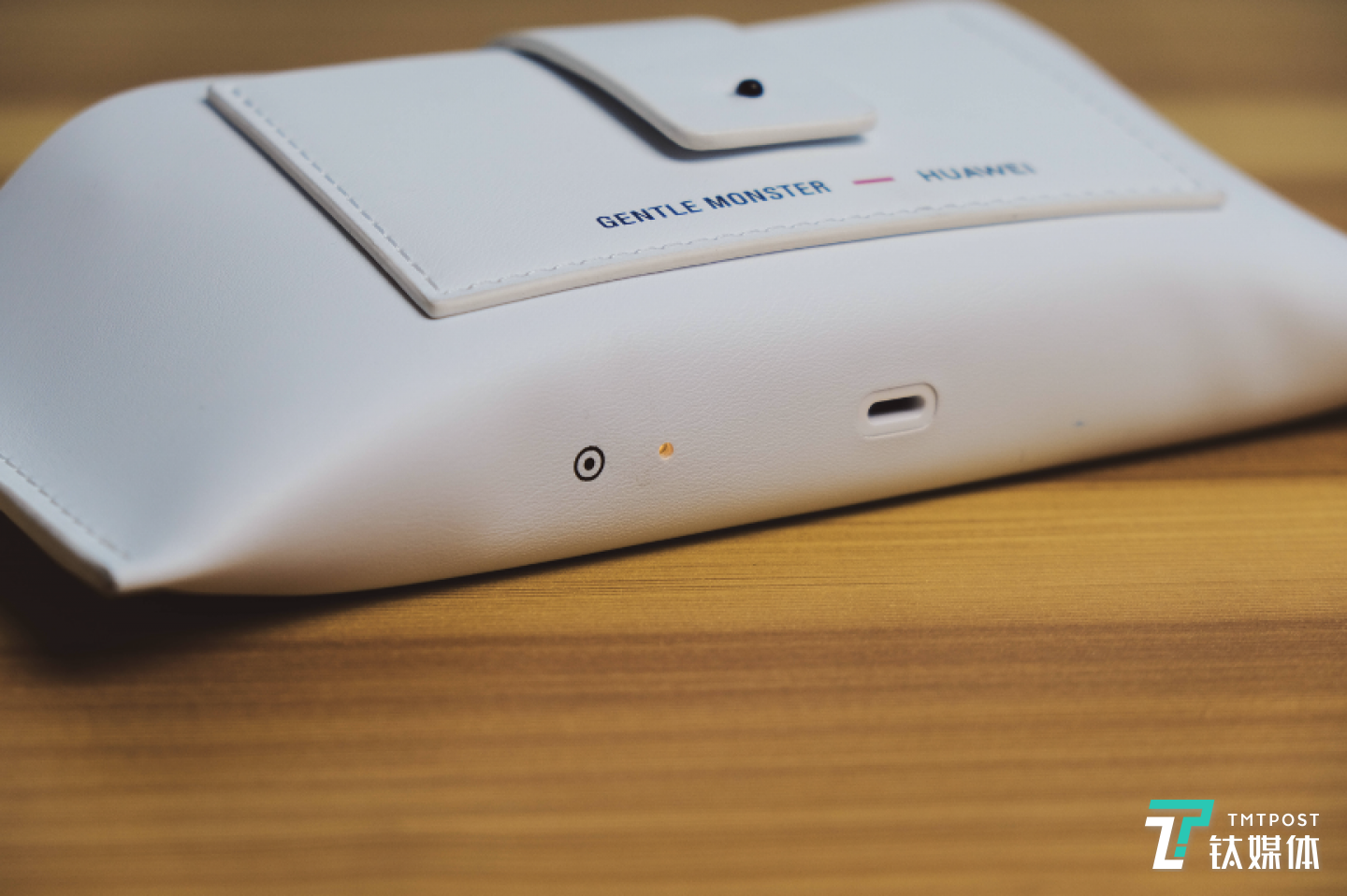 眼镜盒底部充电口和指示灯