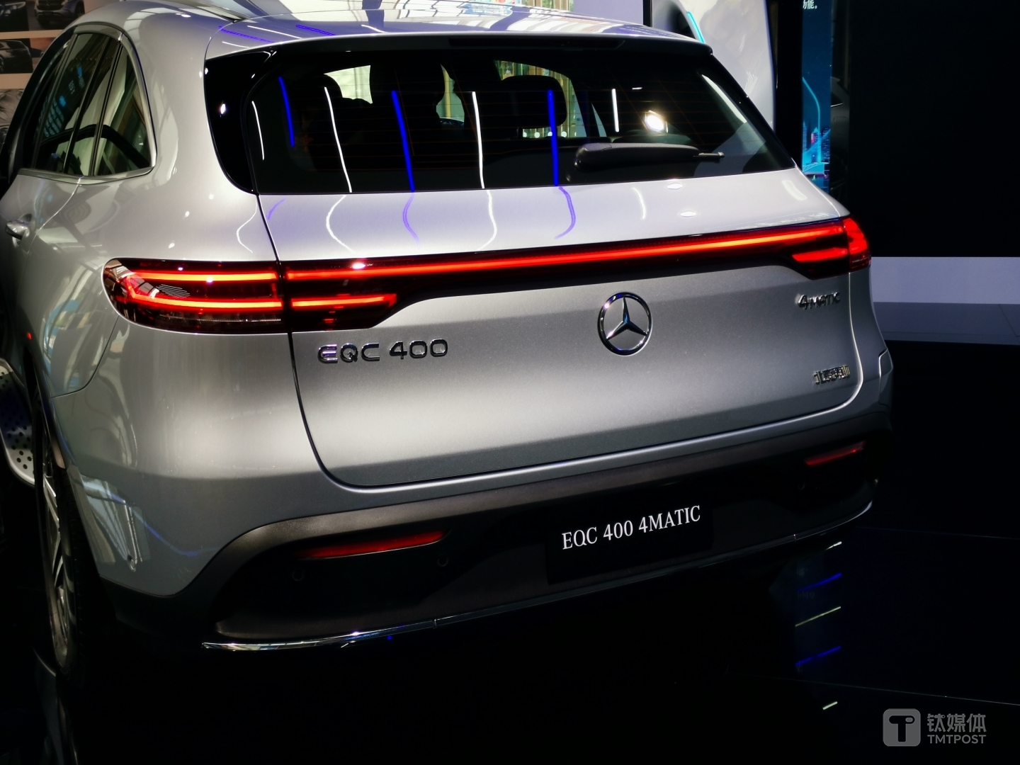 EQC采用贯穿式尾灯设计
