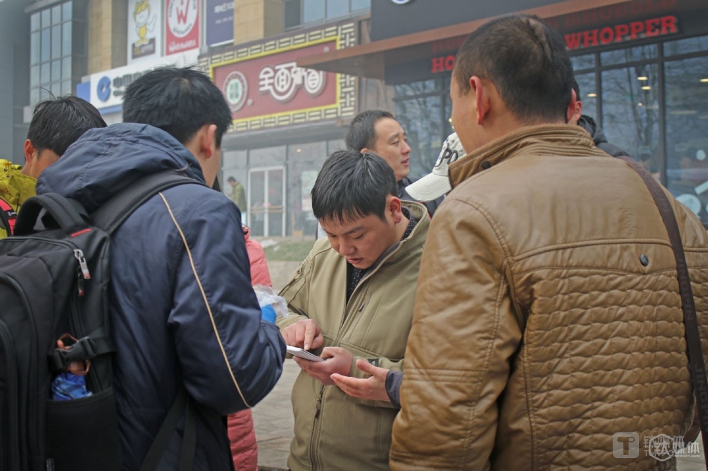 In summer, this street across Wangjing SOHO used to be crowded with offline promotion specialists, who could earn as much as 10,000 to 20,000 RMB per month. However, as time went by, this business was gradually dominated by the few who had adequate connections and resources. When he met some big orders, Mr. Yang would recruit a few partners to do it together. He was quite generous to share his job opportunities with others.