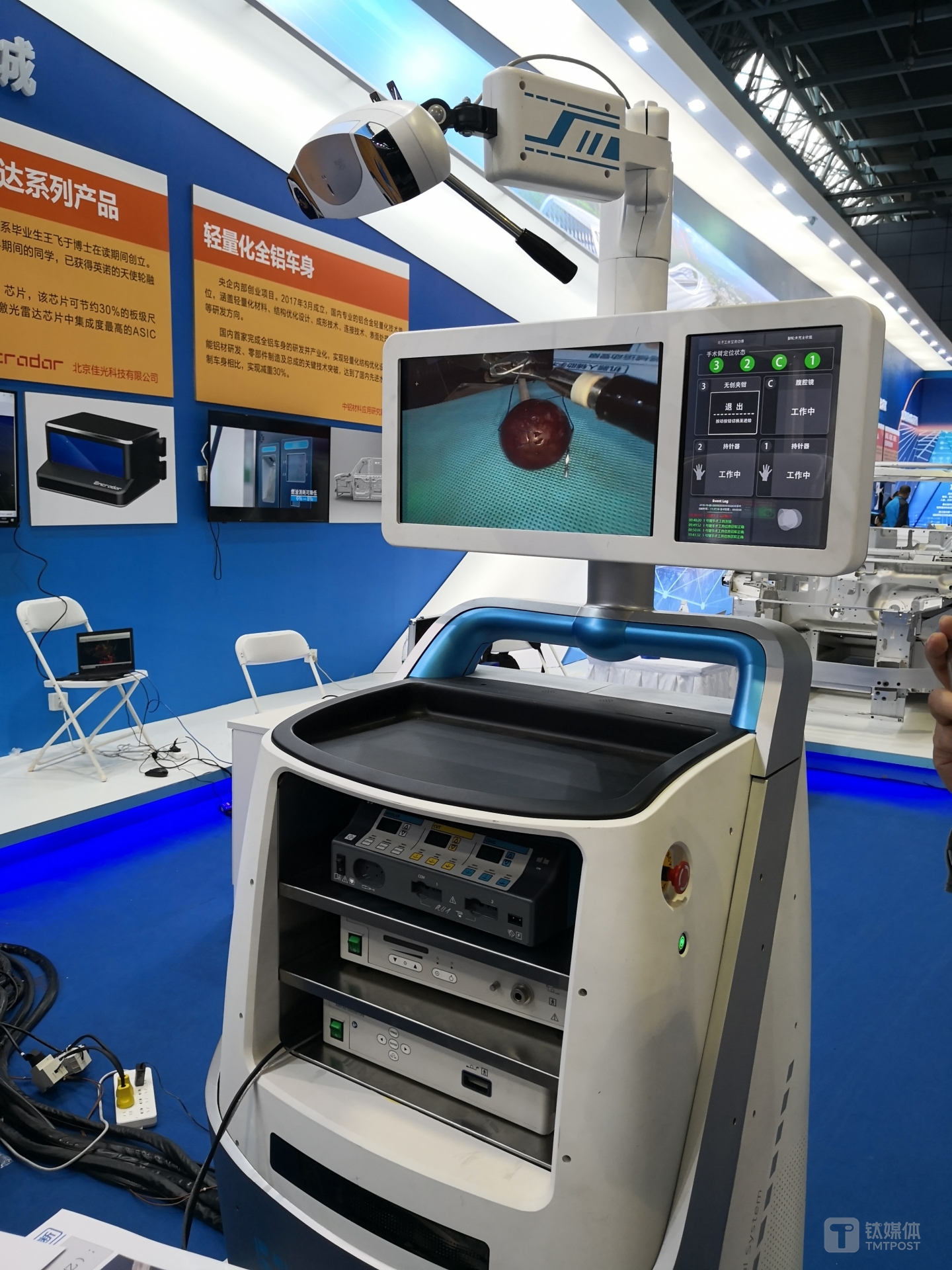 手術(shù)機(jī)器人在演示縫合葡萄（鈦媒體現(xiàn)場(chǎng)拍攝）