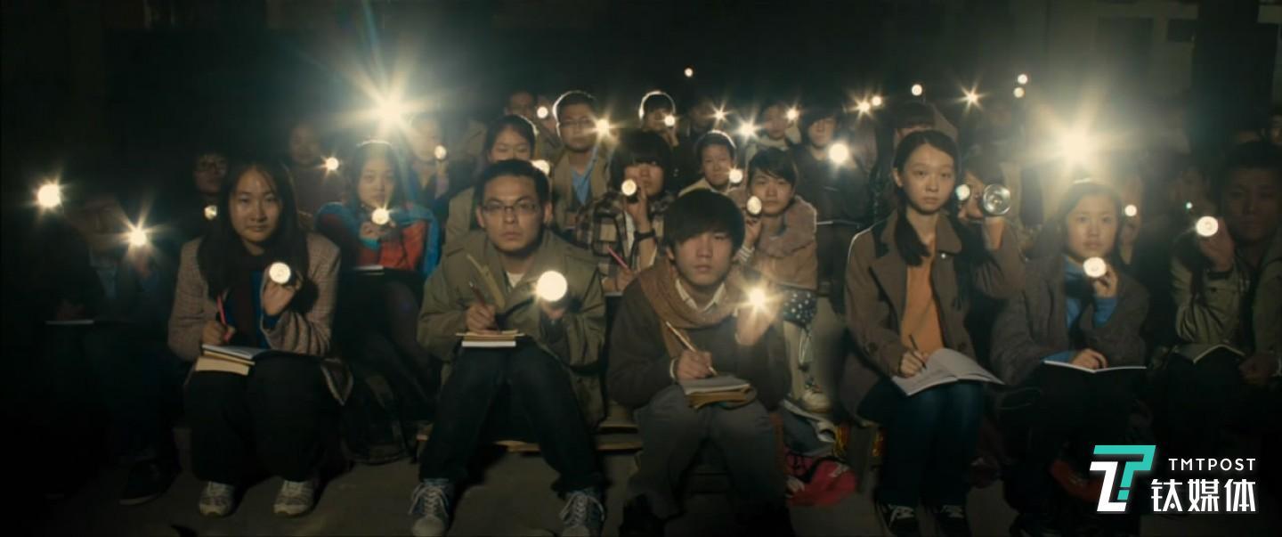 出国热点燃了国人学习英语的热情,也托起了新东方,图片来源《中国合伙人》剧照