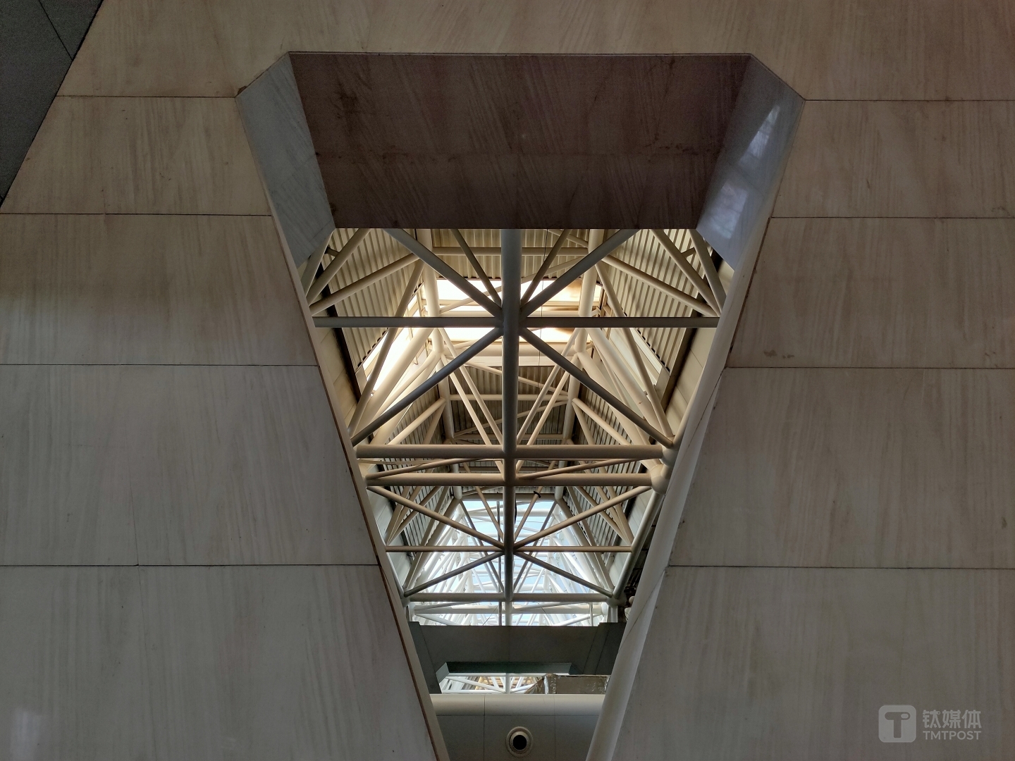 焦距：4.73毫米 光圈：f/1.7 快门：1/400 秒 ISO：280