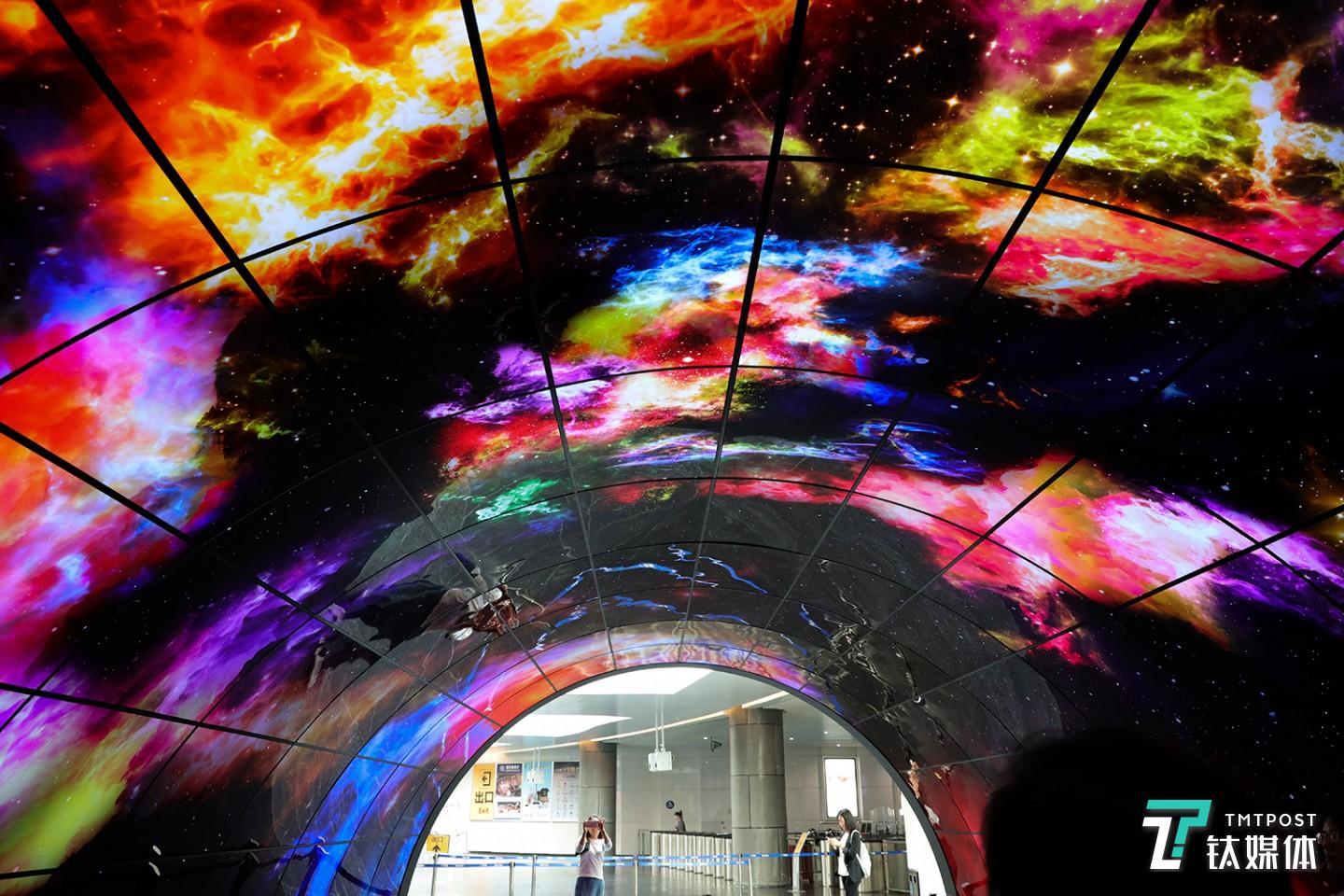 LGD全球最大的OLED隧道