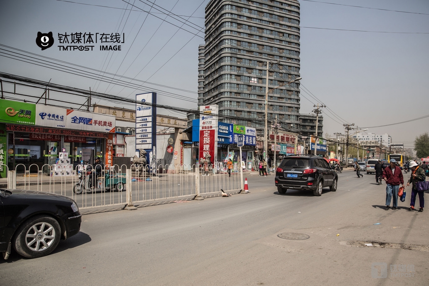 北京朝阳区双桥路，这一带聚集了将近10个小区以及1个城中村。在这条路一段600米的距离内，沿路聚集了32家手机店。但据了解，店面虽然不少，但背后的老板只有几个人。 “目前店面还在增加，只要有缝，就会有人插进去开店。”一名在这里做了近10年手机生意的从业者说，大约2010年时，这里只有两三家店，从2013年开始，店越开越多。