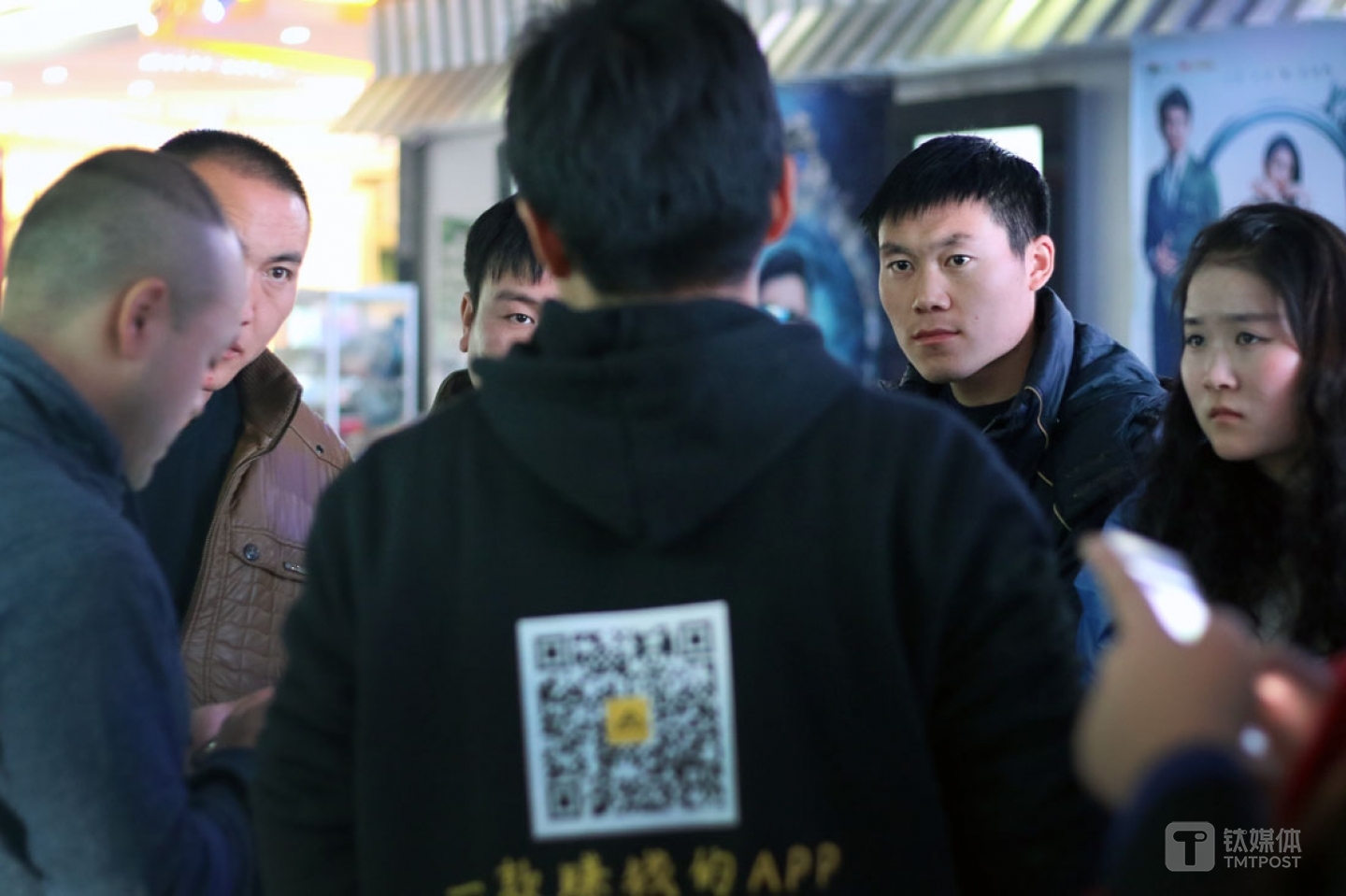 这次派活的公司相关人员告诉招募来的人，因为人太多，需要先做半个小时比赛，优胜劣汰，半小时后只留下几个扫码最多的人。对此，杨杰非常气愤，他提出抗议后，马上选择离开，&ldquo;这是不尊重人，来之前只字不提要搞淘汰，太欺负人了&rdquo;，走之前，他气愤地找对方要赶路一个半小时所花的地铁费和公交车费。