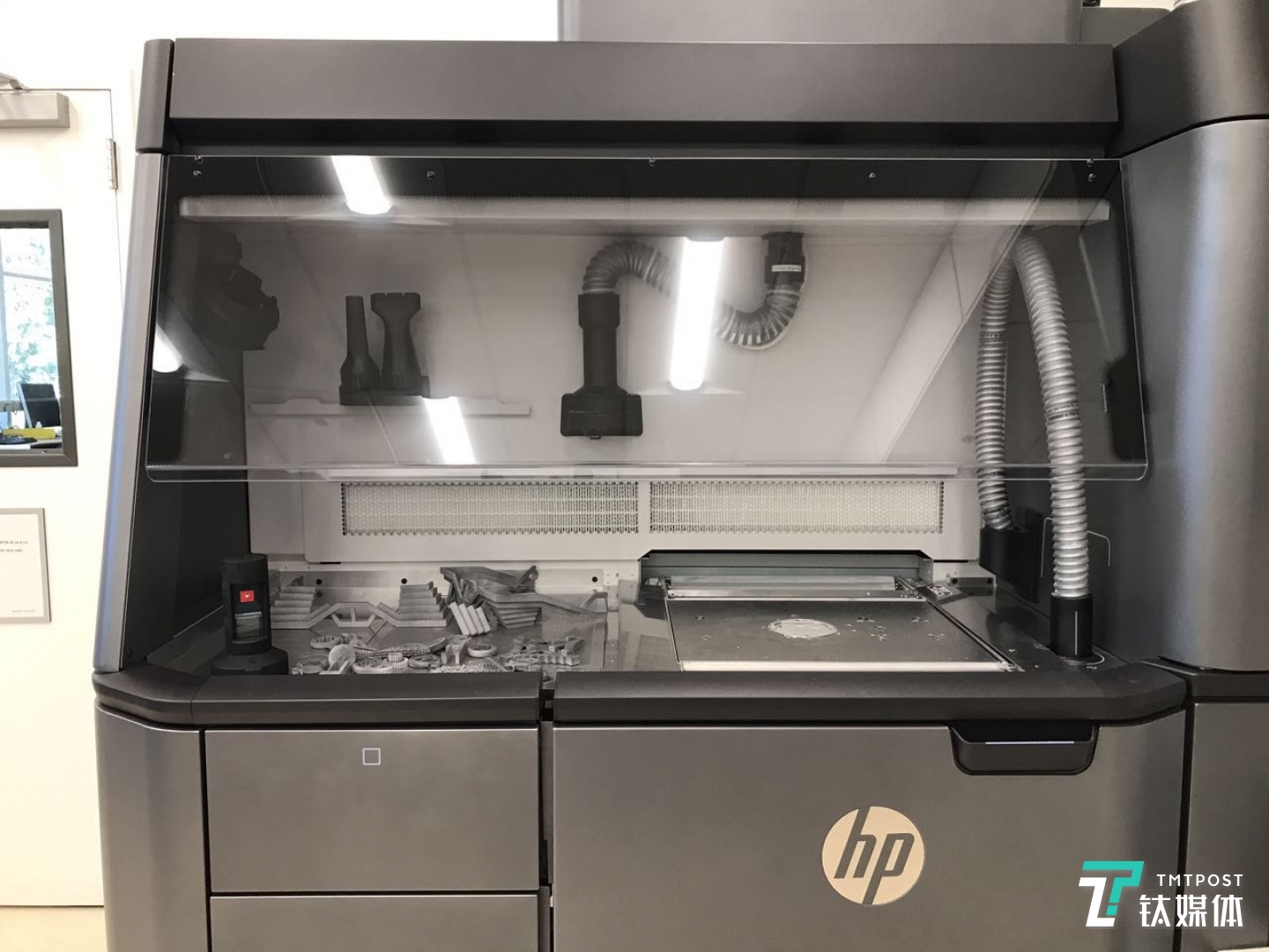 惠普实验室工作人员介绍，MJF 4200 机器本身的多数零部件就是通过3D打印完成