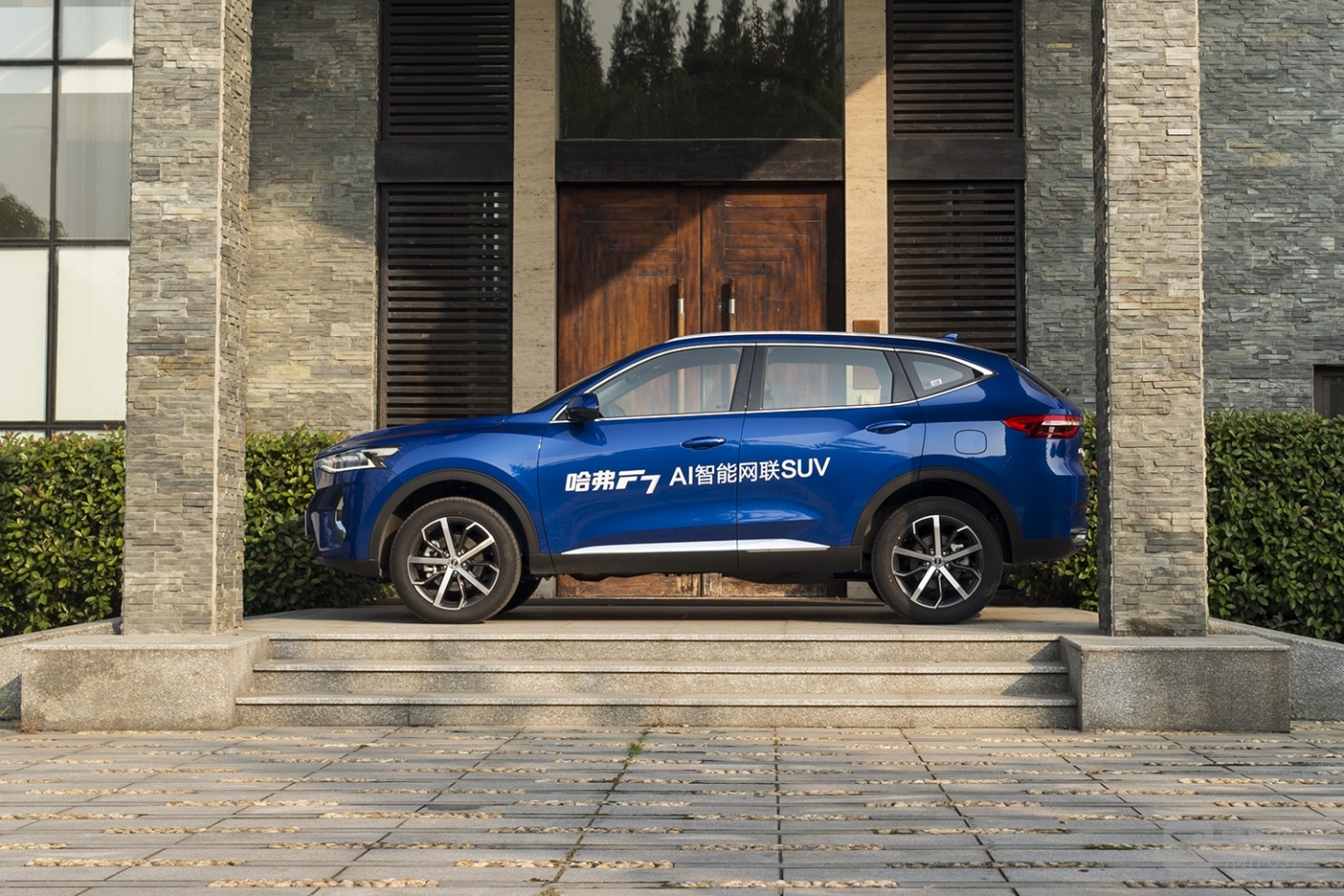 哈弗F7侧面