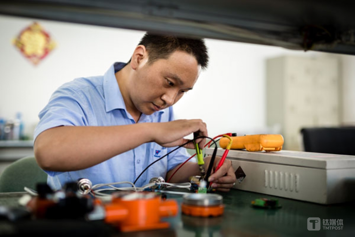 汉威科技工程师检修客户返厂的机器