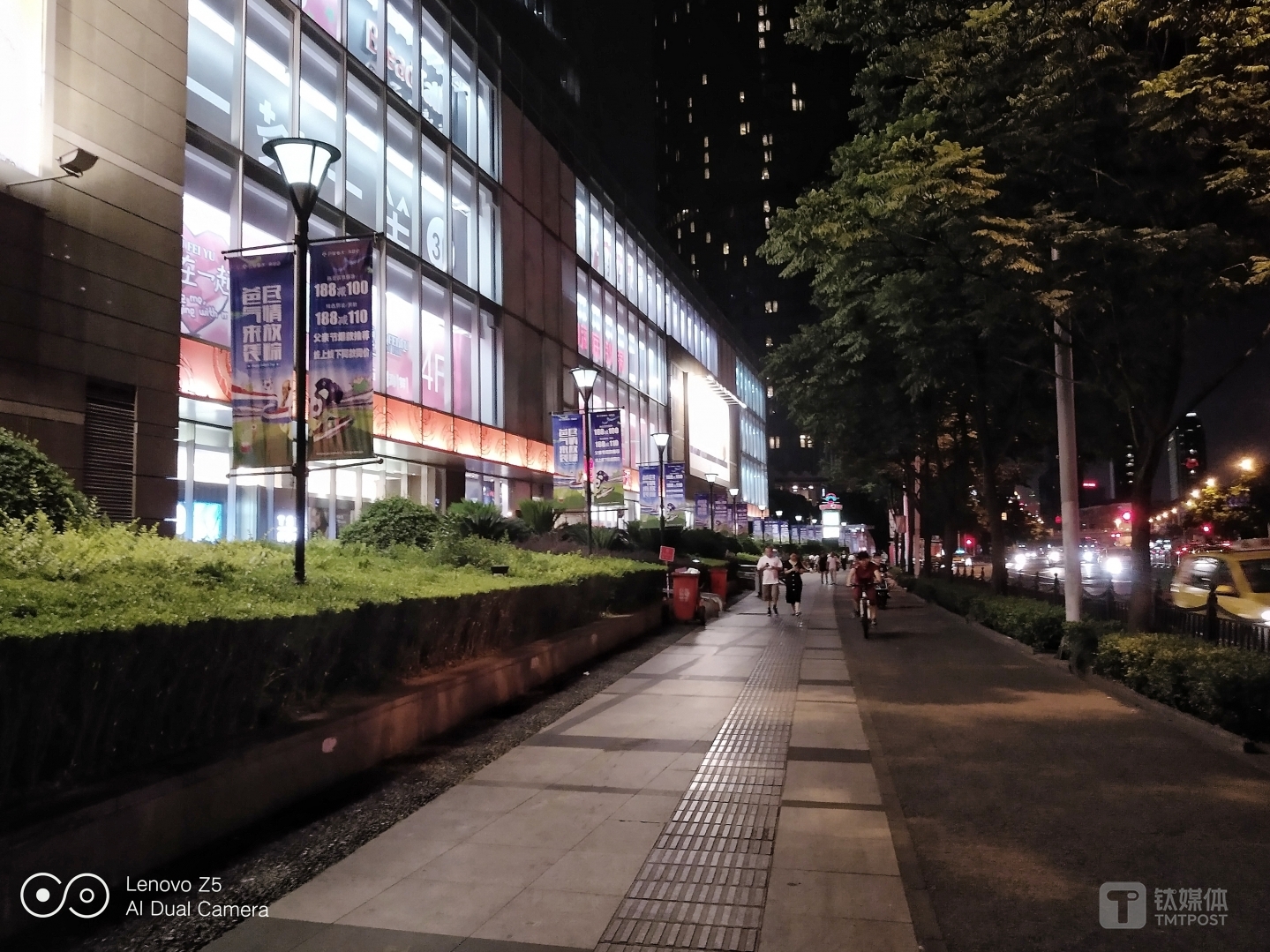 夜景样张 焦距：4.0mm 光圈：f/2.0 快门速度：1/20s ISO:1250