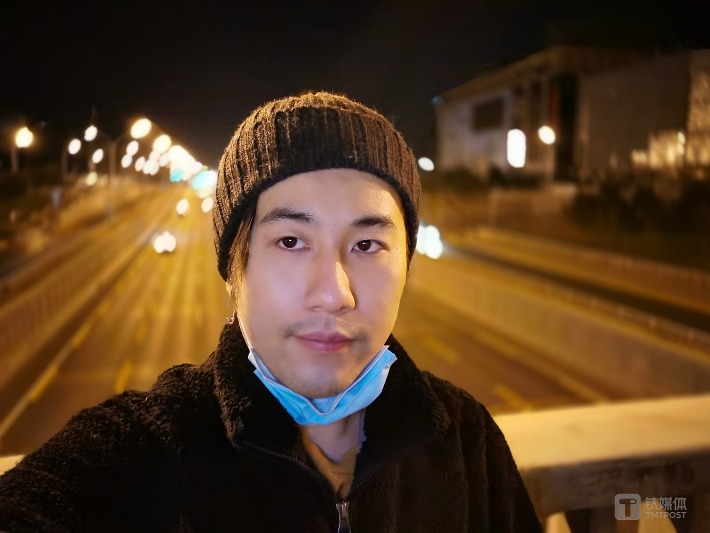 夜间自拍时候会有&ldquo;环形补光灯&rdquo;