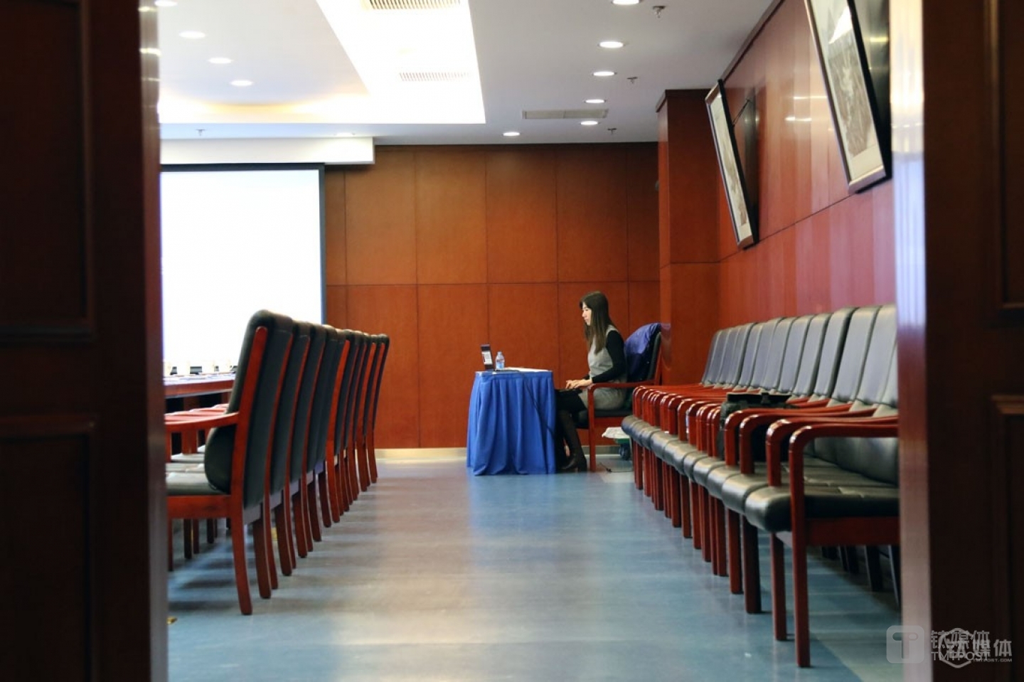 On December 17th, 2015, Mr. Ren was preparing before a roadshow in Haidian District, Beijing. As a matter of fact, Mr. Ren has watched over 50 roadshows in total in 2015. “First-time entrepreneurs are too nervous and often lack speech experiences, so they just choose to read PPTs,” she found. In addition, she observed that: while investors worried about the financial status of entrepreneurs a lot, most entrepreneurs just equivocated, believing that their own money were the company’s, and the company’s theirs. Also, most entrepreneurs lacked innovation and were merely exploring new segment markets by repeating others’ models.