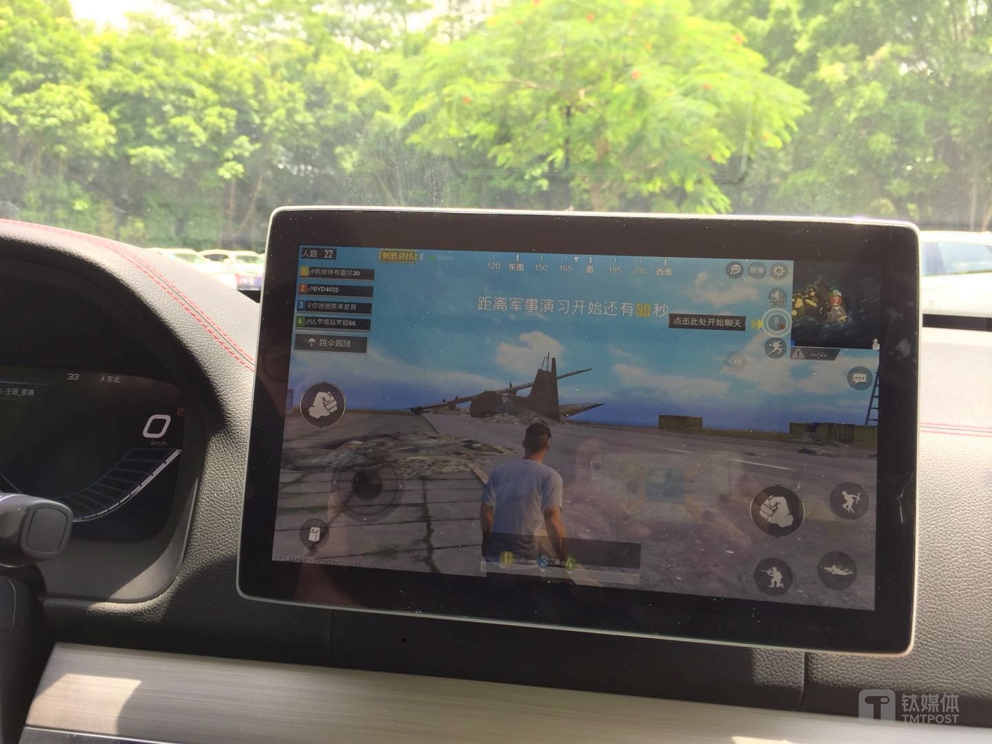 玩儿吃鸡也无压力，就是屏幕不能移动，坐姿有些扭曲。