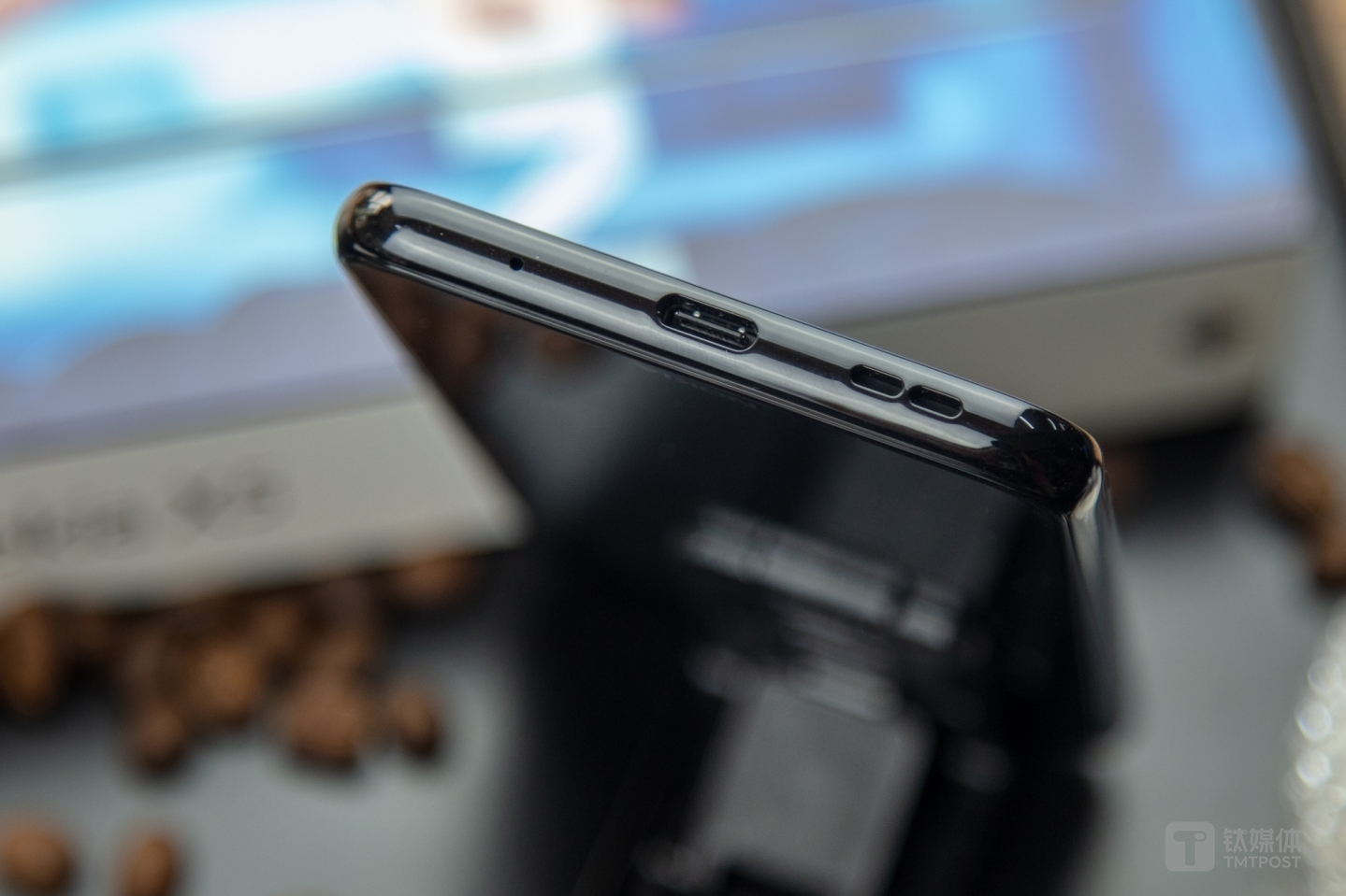 底部Type-C充电接口