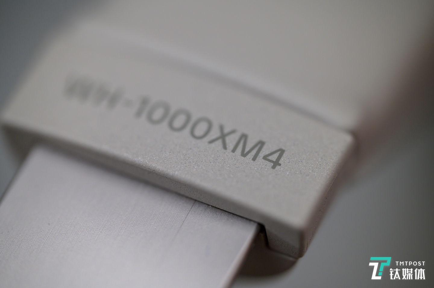 头梁处的铭牌显示