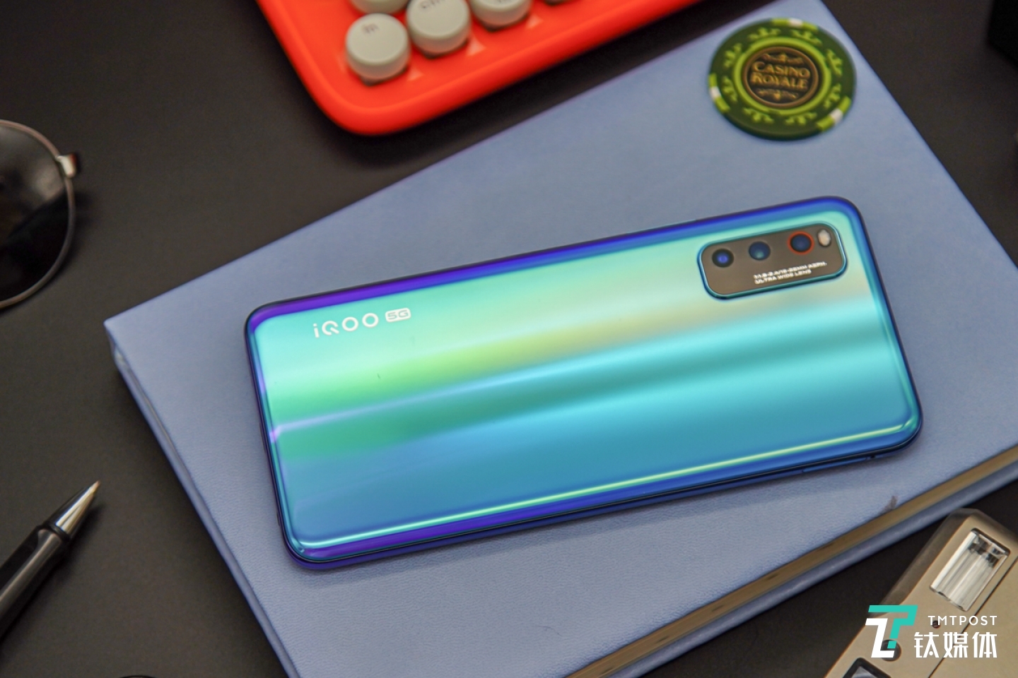 &ldquo;青空蓝&rdquo;镜面渐变背板