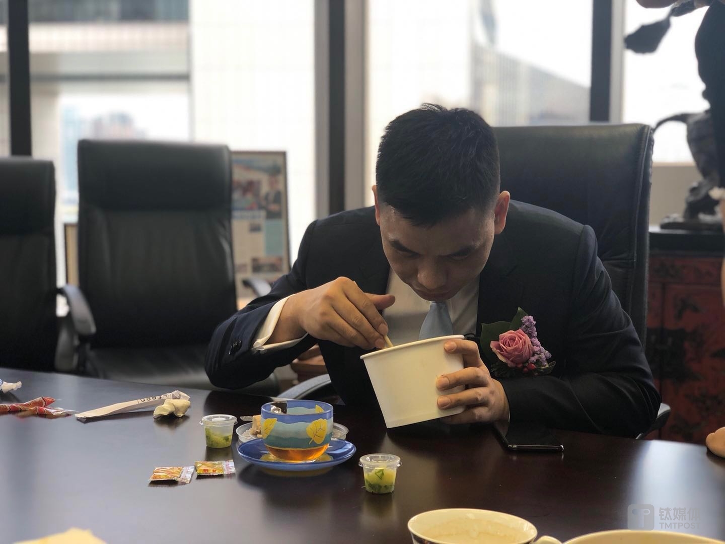 敲钟仪式结束后，奉佑生匆匆扒了几口盒饭