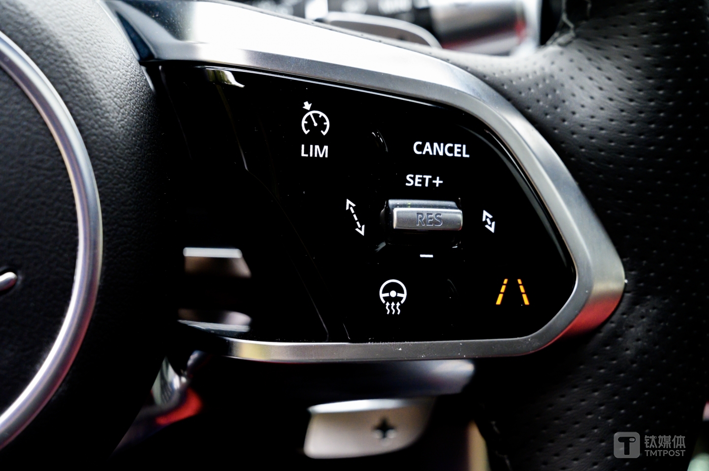方向盘上的车道偏离辅助与智能限速功能开关