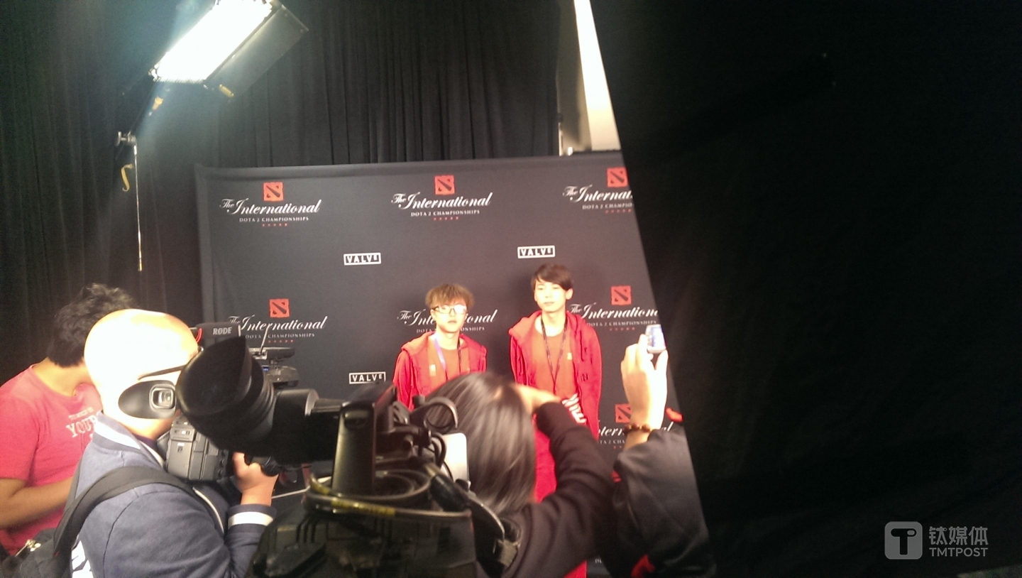 同福战队的 Hao与 Mu 在 TI3上接受中国媒体采访 来源：DOTALAND