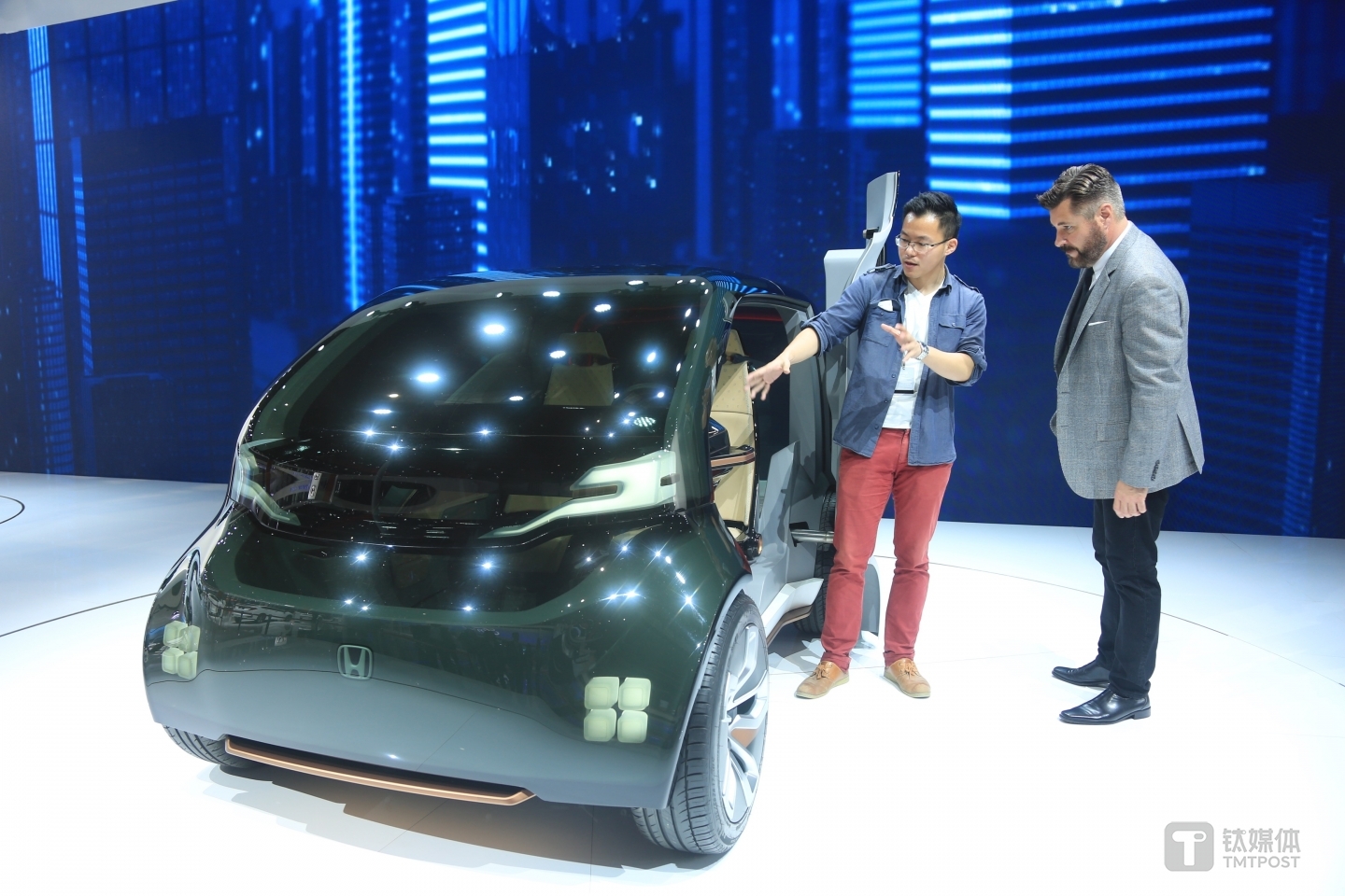 钛媒体编辑（左）现场同Jirad（右）体验Honda概念车，（右）