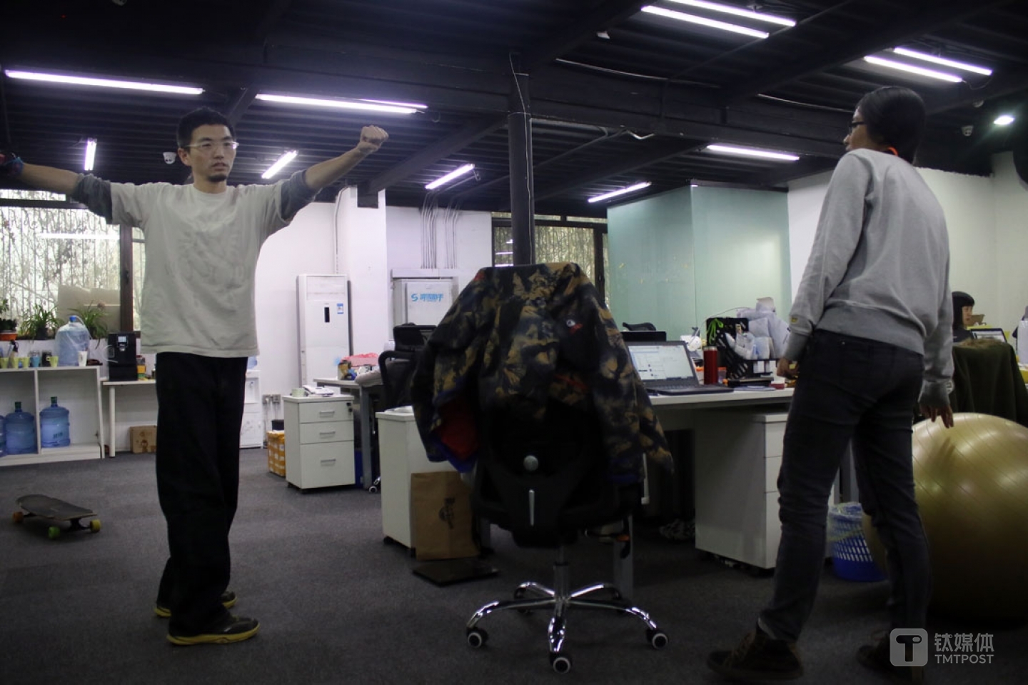 球叔在办公室为同事示范滑雪动作，一些人想找他学滑雪，但他现在基本上没时间做教学了。