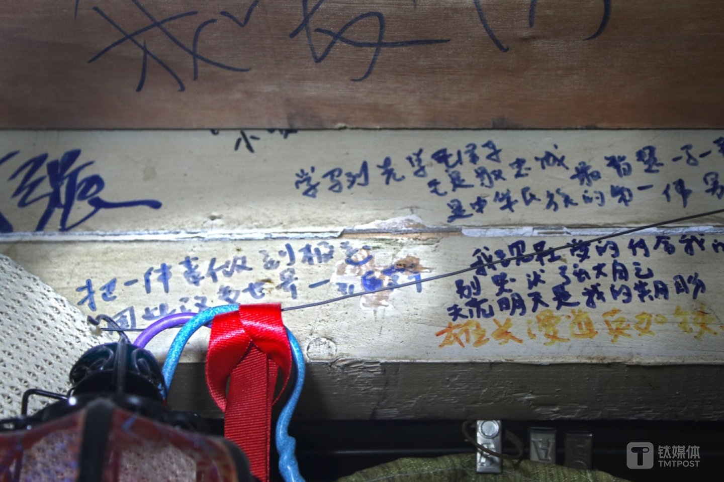 在门梁上的一个角落,他还写下了乔布斯的一句话:把一件事做到极致,因此改变世界。