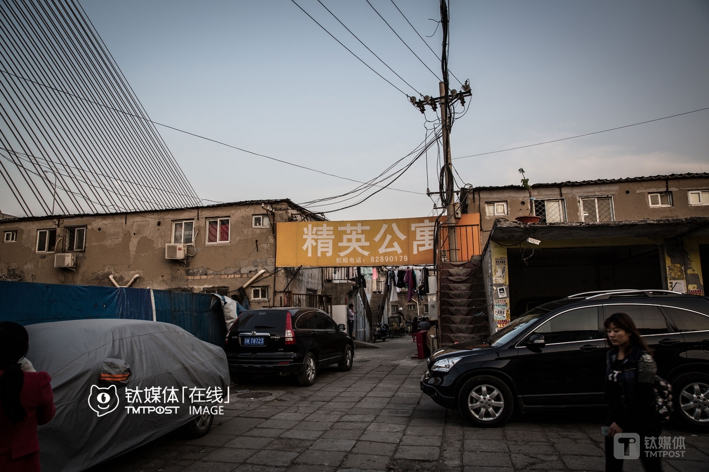 A few houses for rent were scattered around the viaduct of Shangdi Subway Station and &ldquo;Elite Apartment&rdquo; was one of them. These houses were just two or three-minute-walk away from the subway station, and the average price of each room was around RMB 1,000.