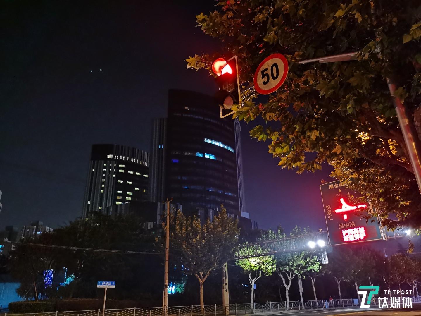 更多样张：快门速度1/25 秒 光圈f/1.8 焦距5.58 毫米 ISO 2500