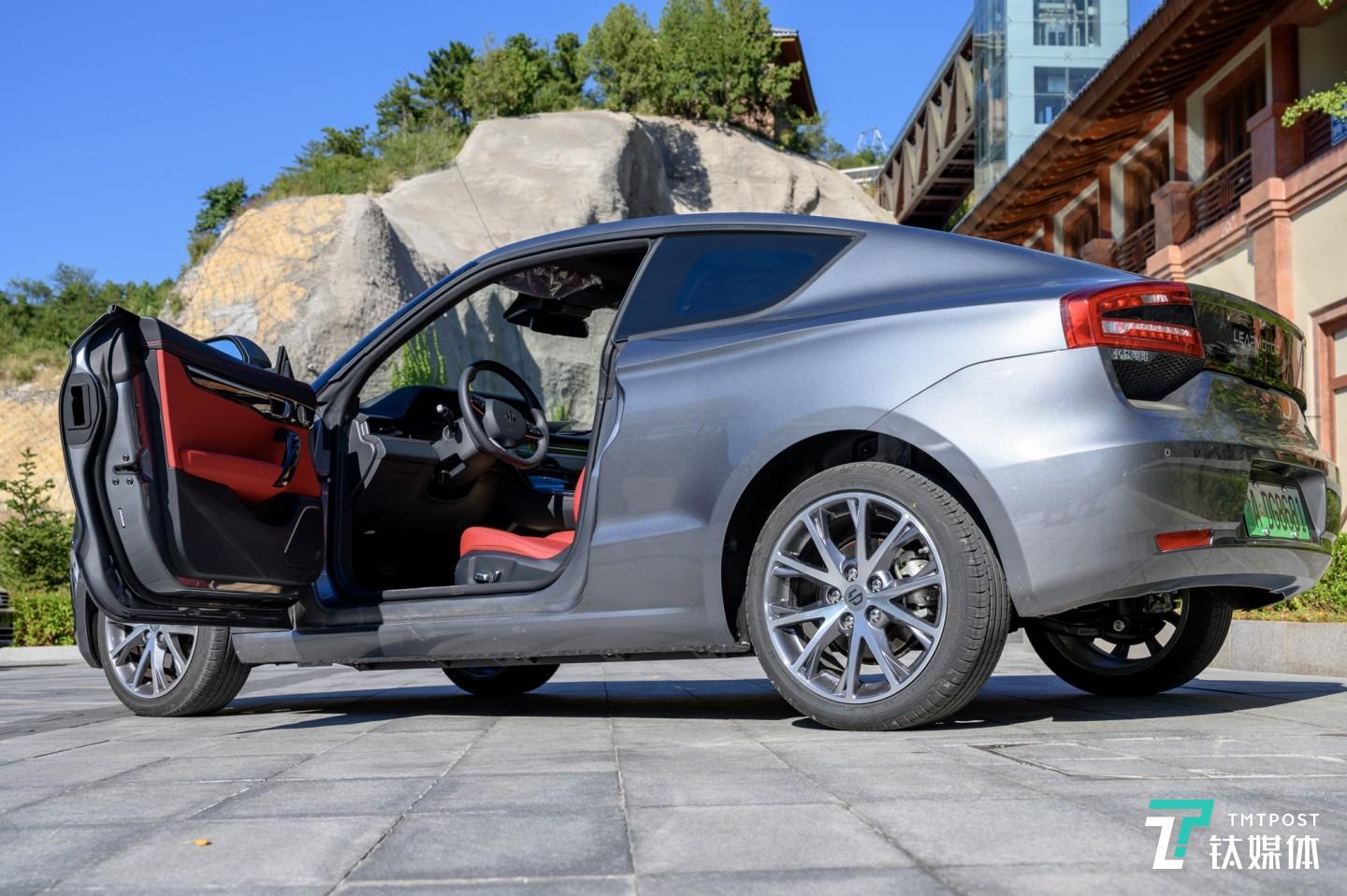 双开门运动风格设计