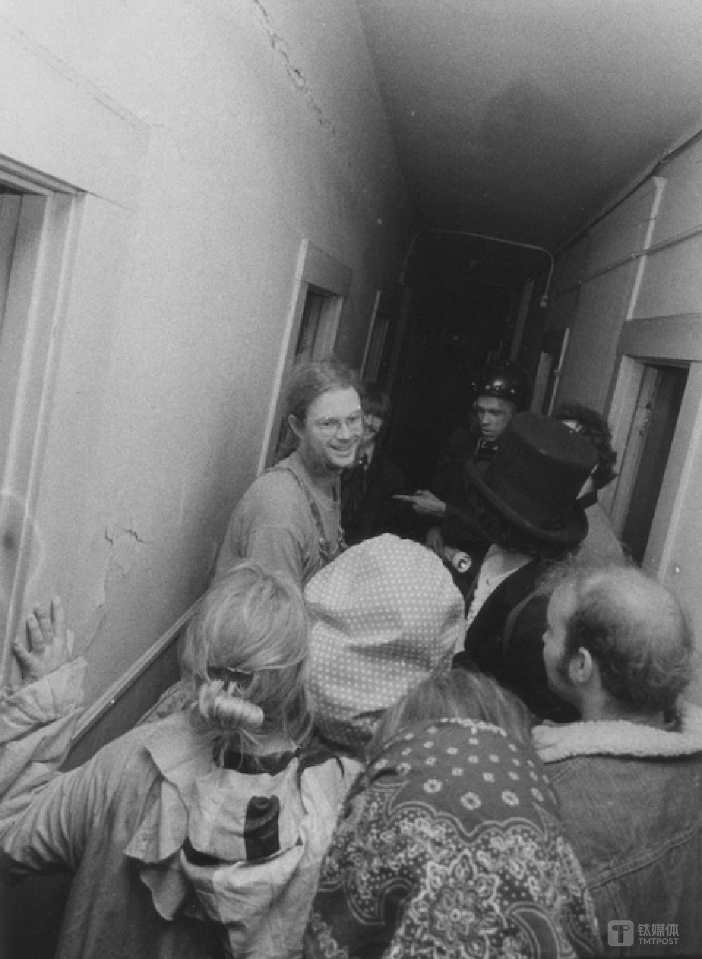 自杀俱乐部创始人盖瑞&middot;沃恩（Gary Warne）带领社团成员穿越肯尼迪酒店的欢宴