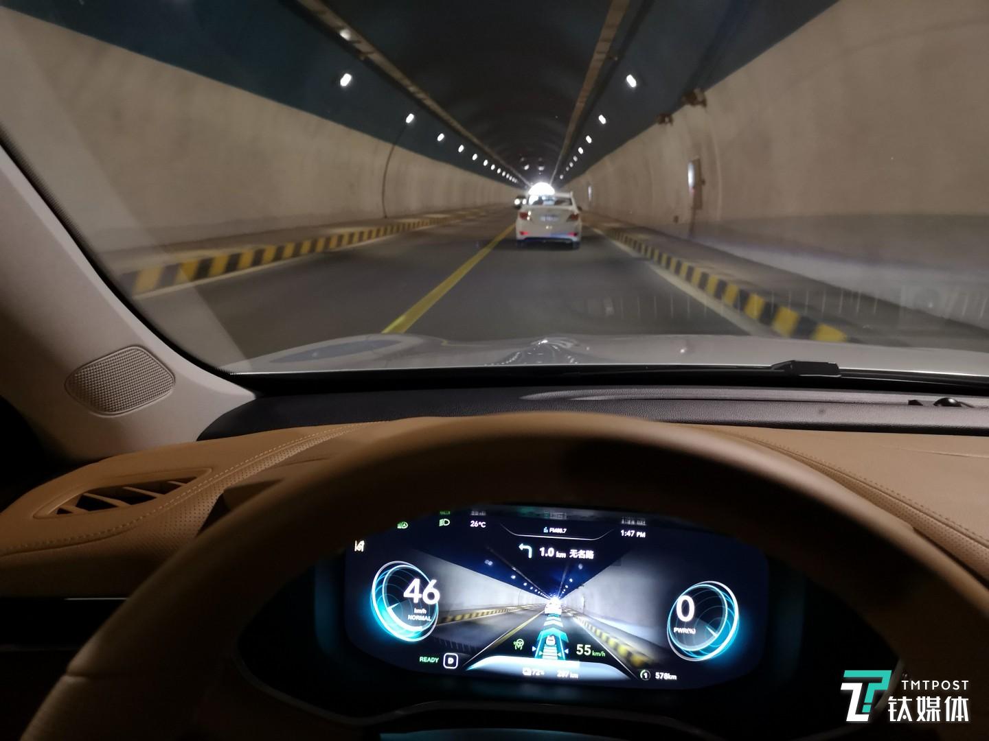 隧道行车，车道依然识别的很清晰