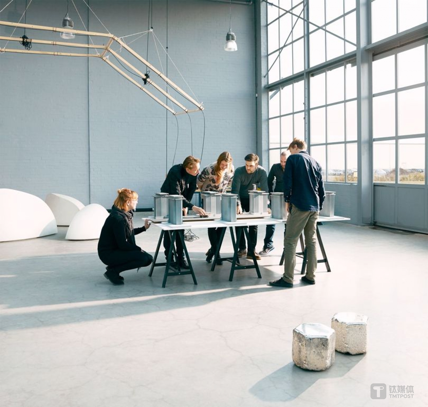 罗斯加德工作室的成员们正在讨论项目。图片来源/罗斯加德工作室