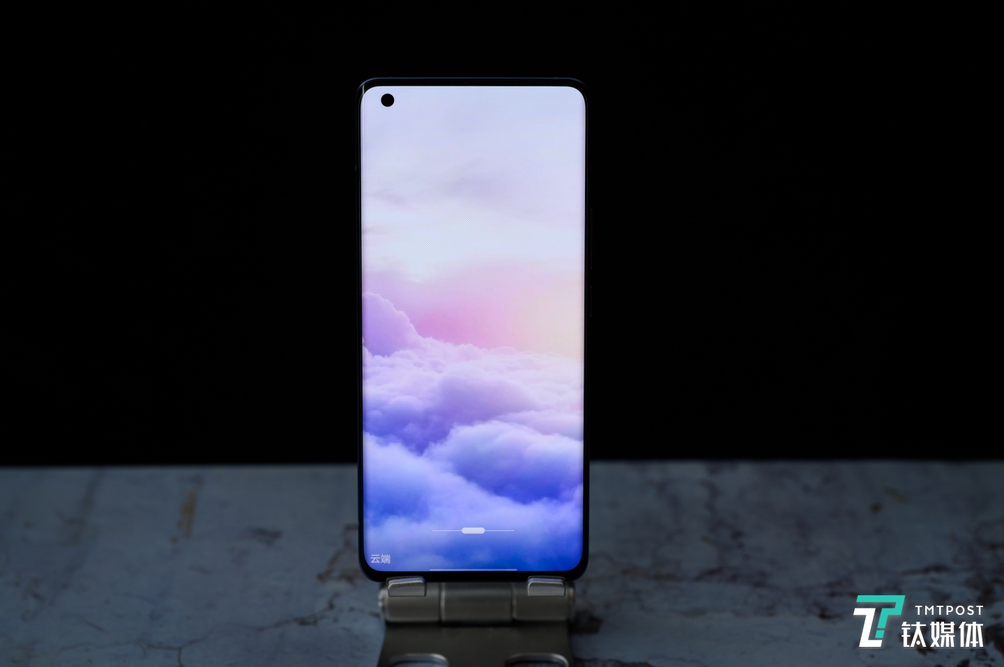 除了两边的曲率以外，顶部开孔也很小