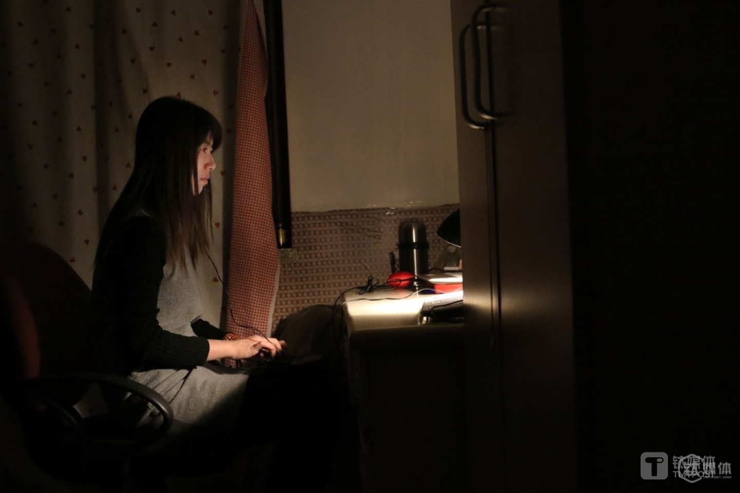 Ms. Ren was working in her apartment in the evening of December 17th, 2015. She led a regular life and loved to be alone. She got up at 4 am and went to sleep at 10 pm every day. When she was at home, she would spend most of her time meditating and reading books. Currently, she was dictating a 70-hour interview of an academician. “My transcript will be used to publish a book for him. I was too busy near the end of years, so I have to do this when I am back at night or during the holiday,” she told me.