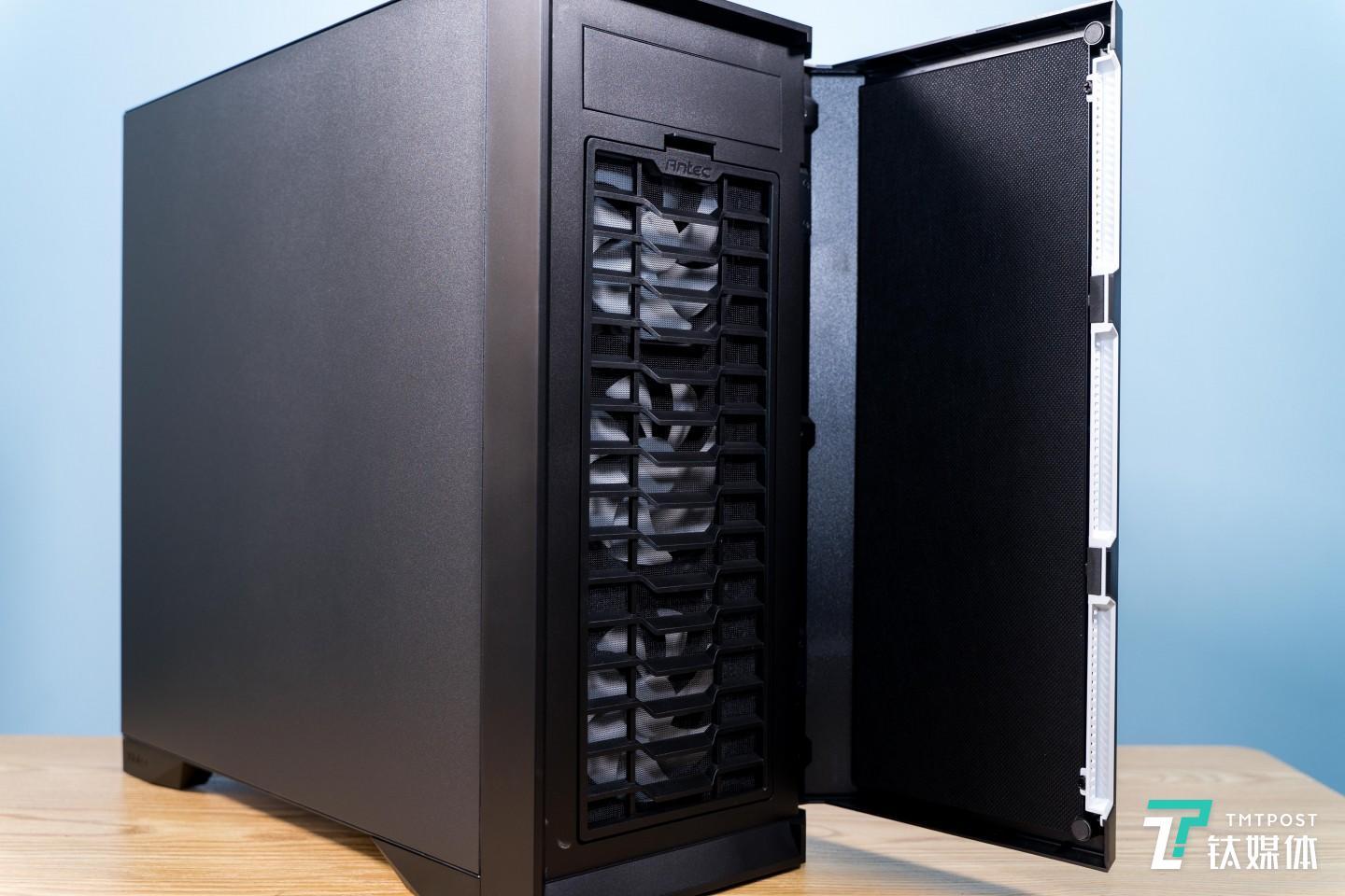 机箱自带12CM可调速风扇