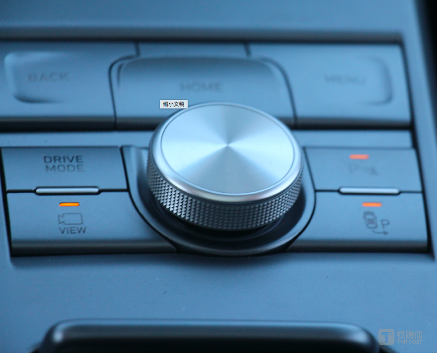 可在此開啟車位查找功能，并按下旋鈕確定開始泊車輔助