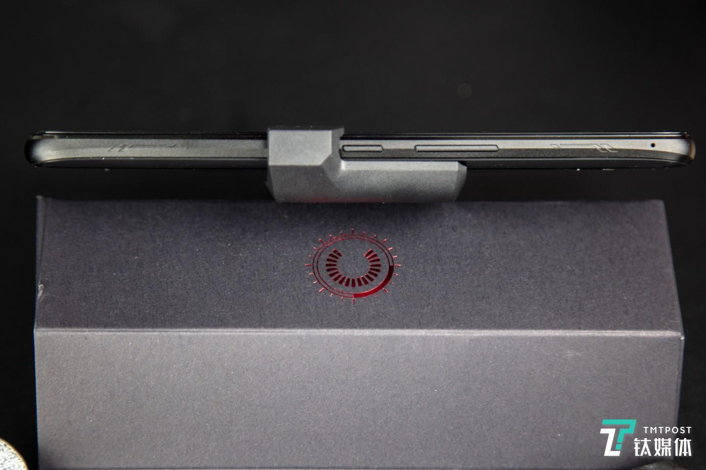 另一侧两枚超声波Air Triggers触控传感器