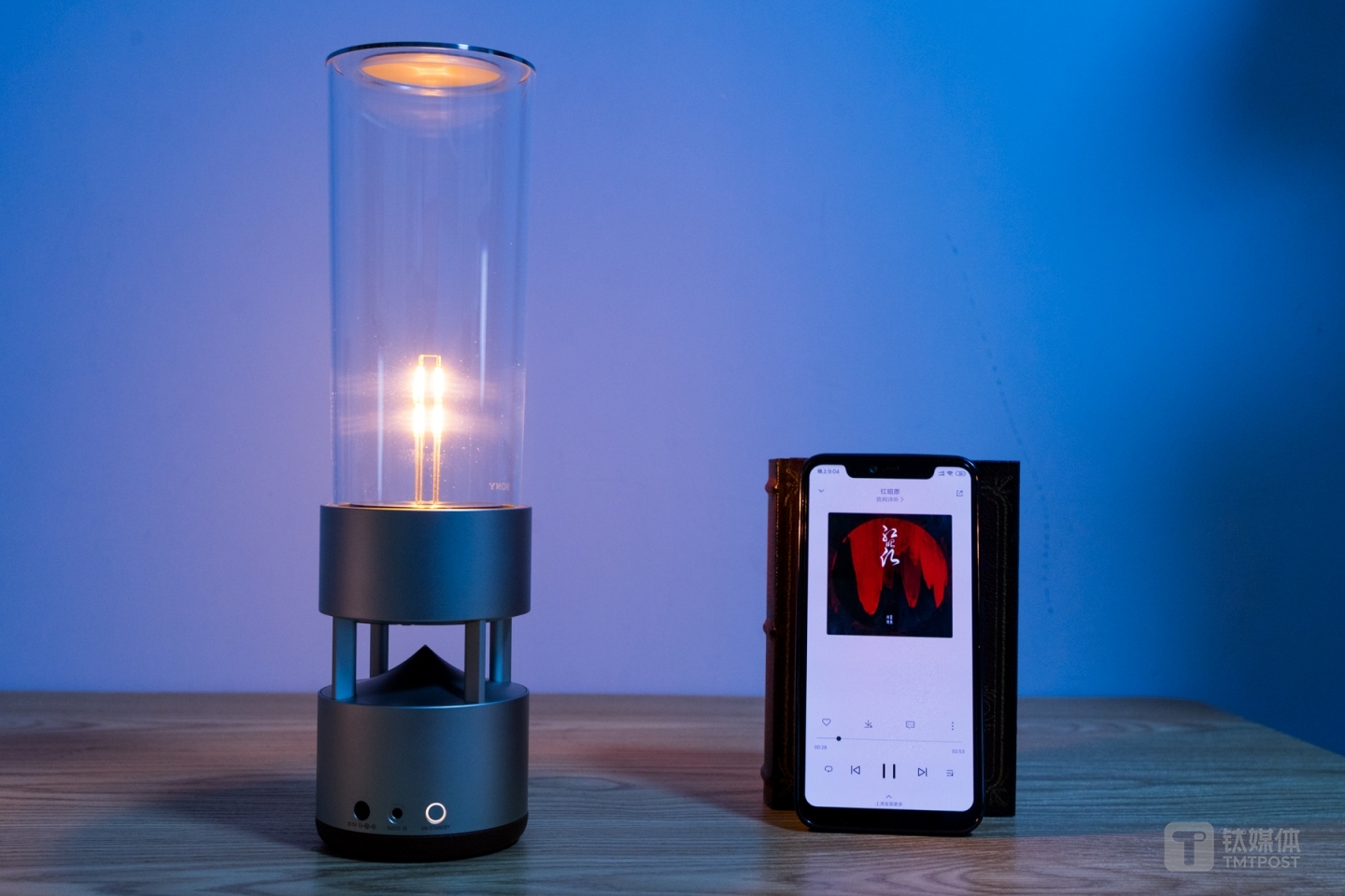 看着一盏灯在唱歌，总是有点怪怪的