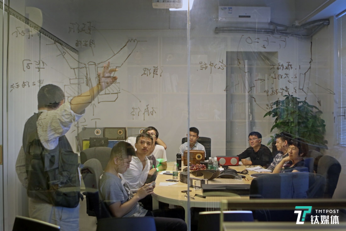 曾德鈞為合作伙伴的設(shè)計(jì)師講課，他們從事音響外觀設(shè)計(jì)，&ldquo;他們是設(shè)計(jì)專(zhuān)業(yè)的專(zhuān)家，但是不太懂音響，我搞音響的，所以關(guān)于音響這方面的知識(shí)，我應(yīng)該多跟他們溝通，只有這樣才可能產(chǎn)生好的設(shè)計(jì)。&rdquo;