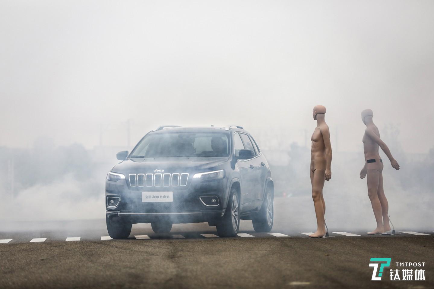 能见度低的情况下紧急避让