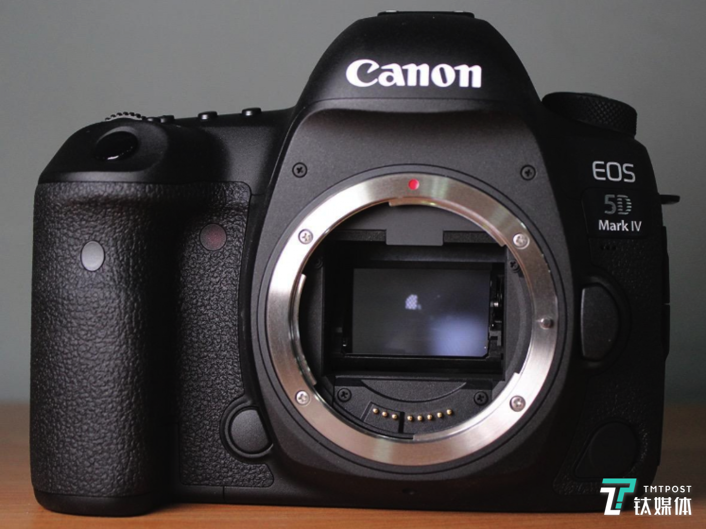 佳能EOS系列单反相机采用的EF卡口