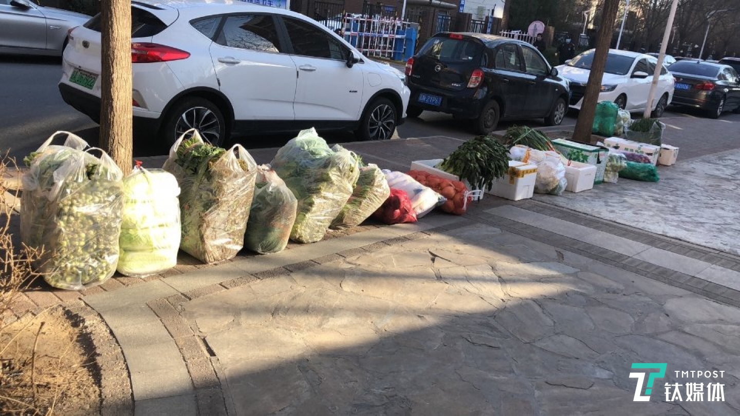 某物業(yè)集中采購蔬菜肉類，正等待業(yè)主前來領(lǐng)取