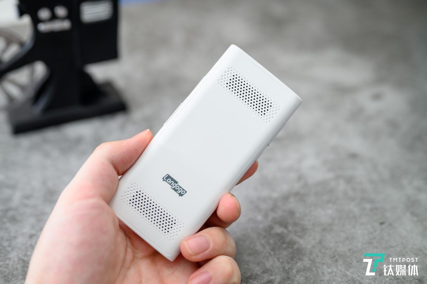 背面的扬声器开孔