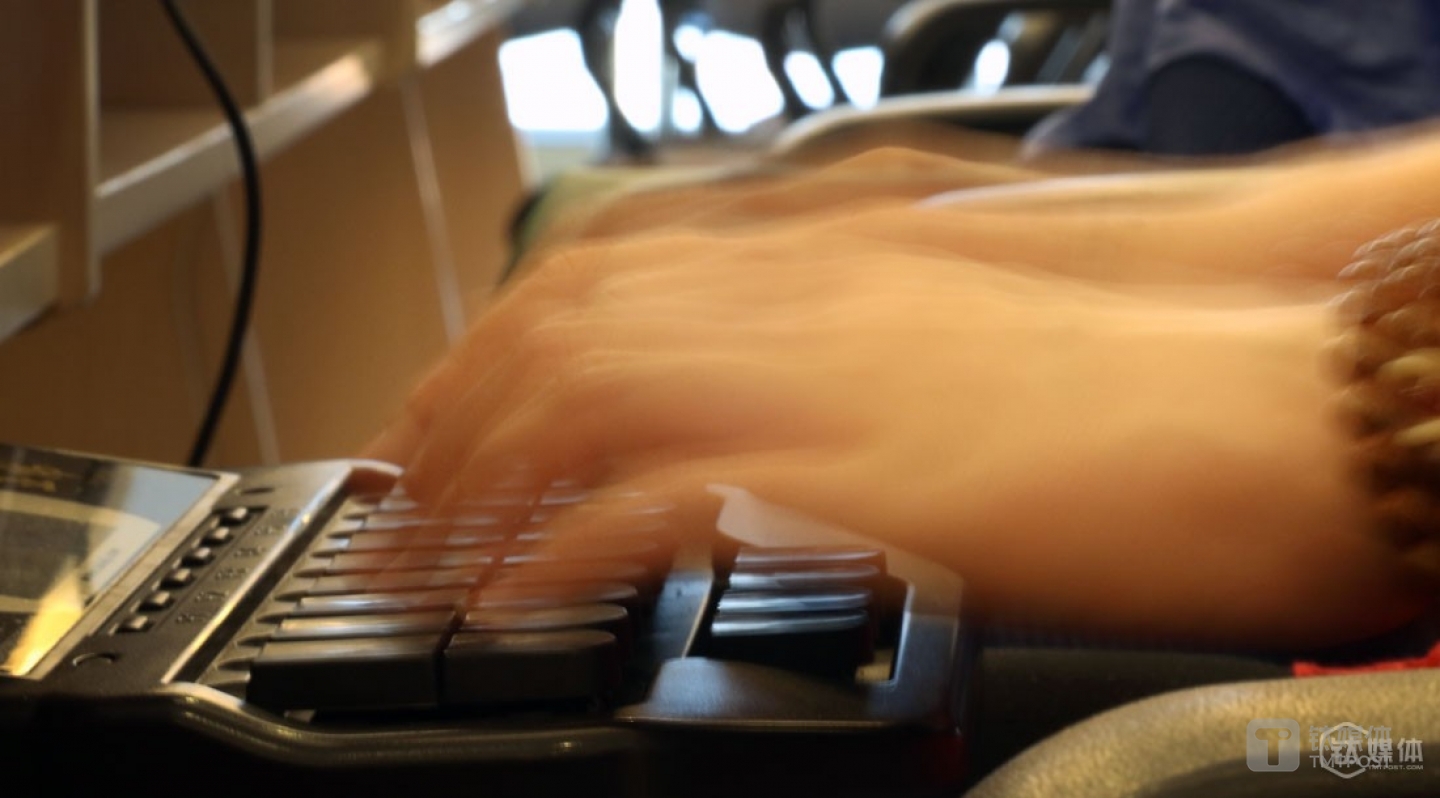 How fast can a stenographer type? As a matter of fact, one can start to work as an intern when he or she can type 220 Chinese characters per minute and keep an accuracy rate of 95%. Ms. Ren decided to be a stenographer near the end of 2004. After practicing from 6 am to 10 pm for nearly three months, she finally became a competent stenographer. By now, she can already type 400 Chinese characters per minute within 5 minutes.