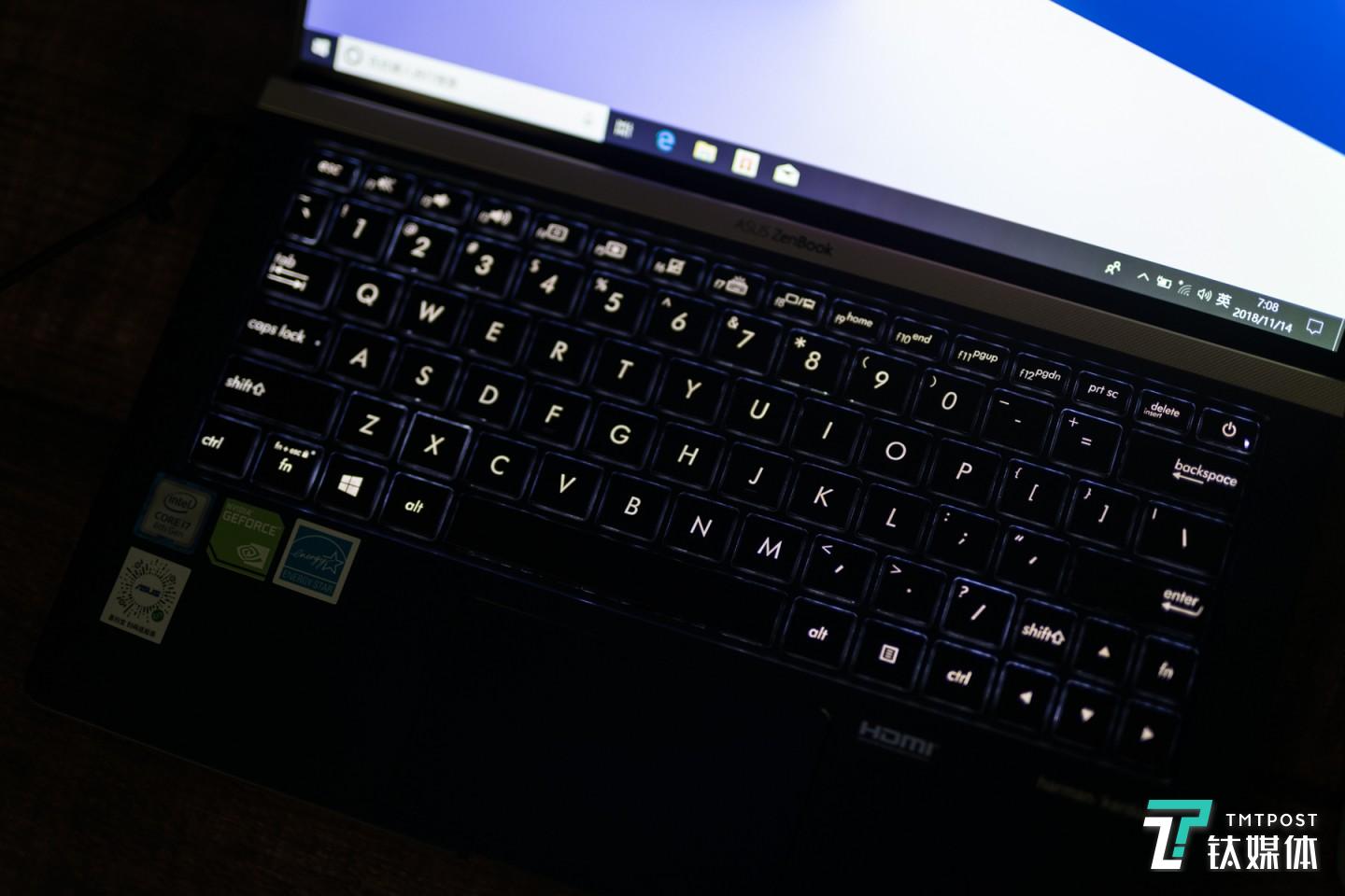 背光键盘，光线比较柔和