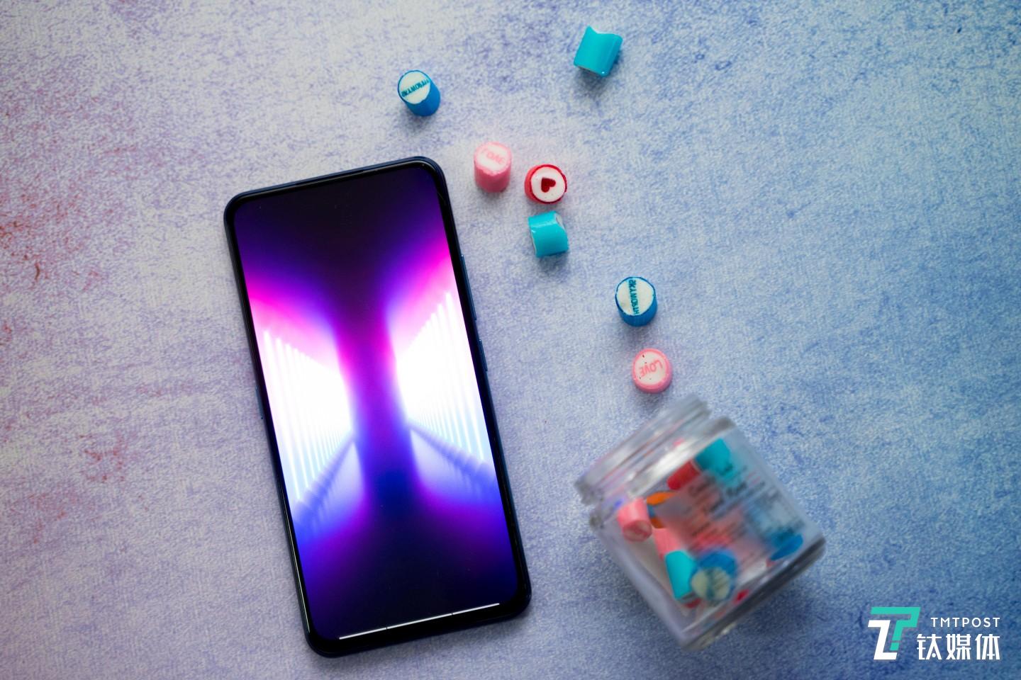 正面6.39英寸屏幕，91%屏占比，没有开孔和刘海