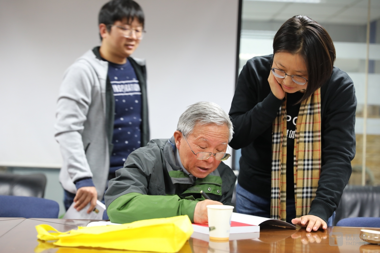 孙宝传教授在新书扉页签字，对钛媒体团队提出指导