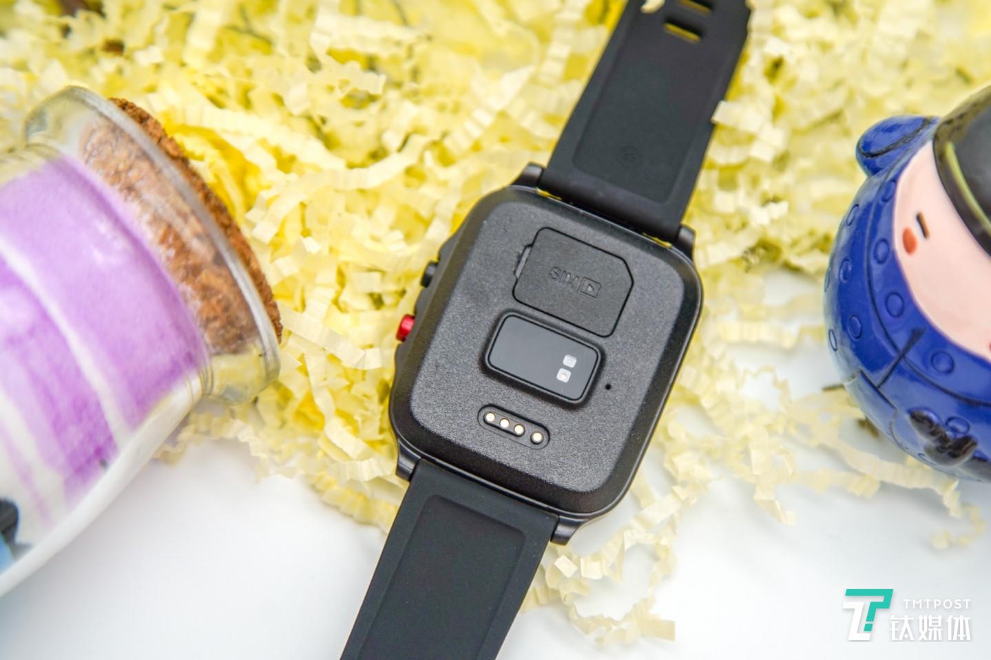 背部SIM插槽&PPG实时心率传感器&充电接口