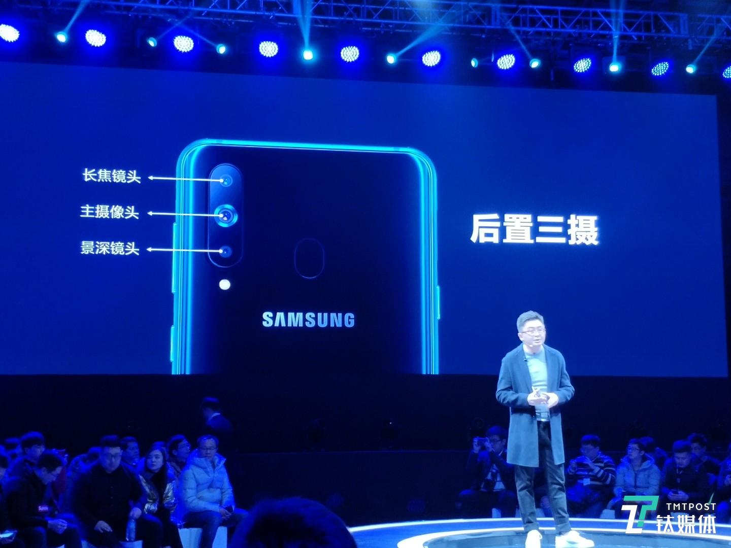 采用后置三摄像头设计，硬件上与A9s只相差一个广角摄像头