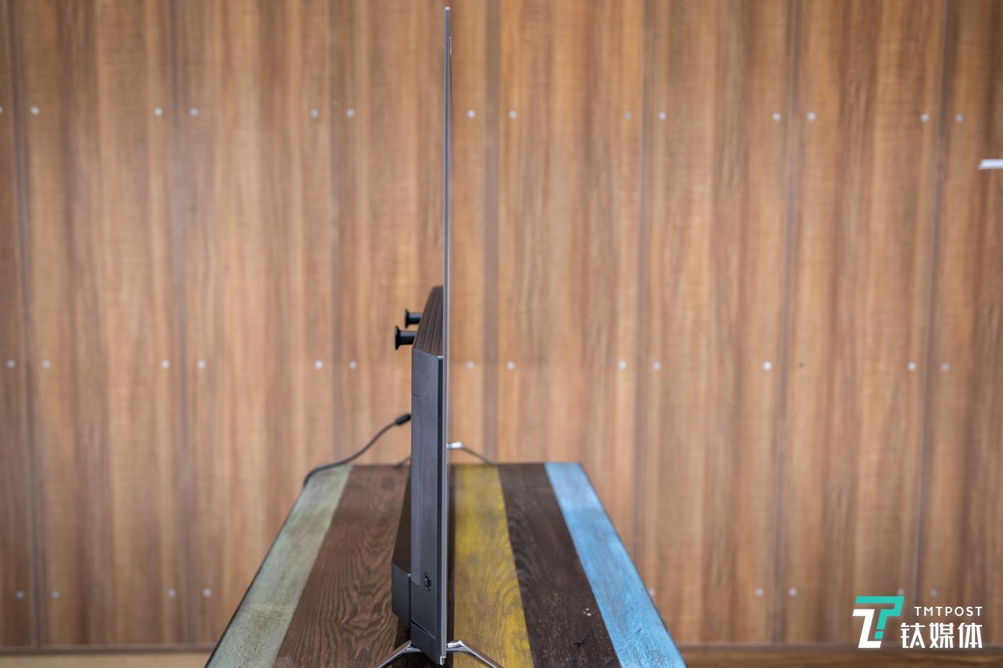 侧面设计上半部分非常薄