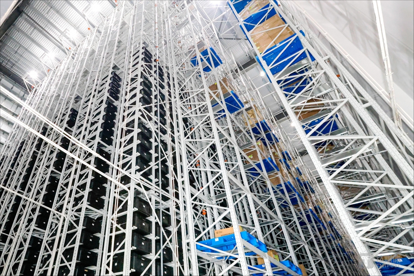 紧密排列的货架